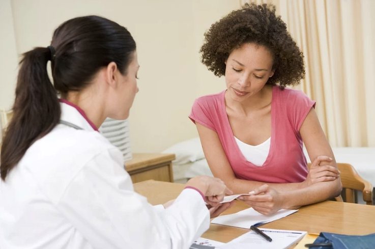 Woman reviewing her opioid treatment with her doctor